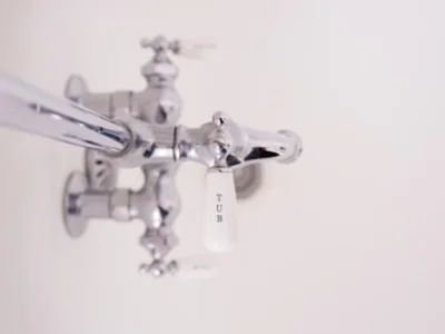 Grifería: Grifería dorada — Tres