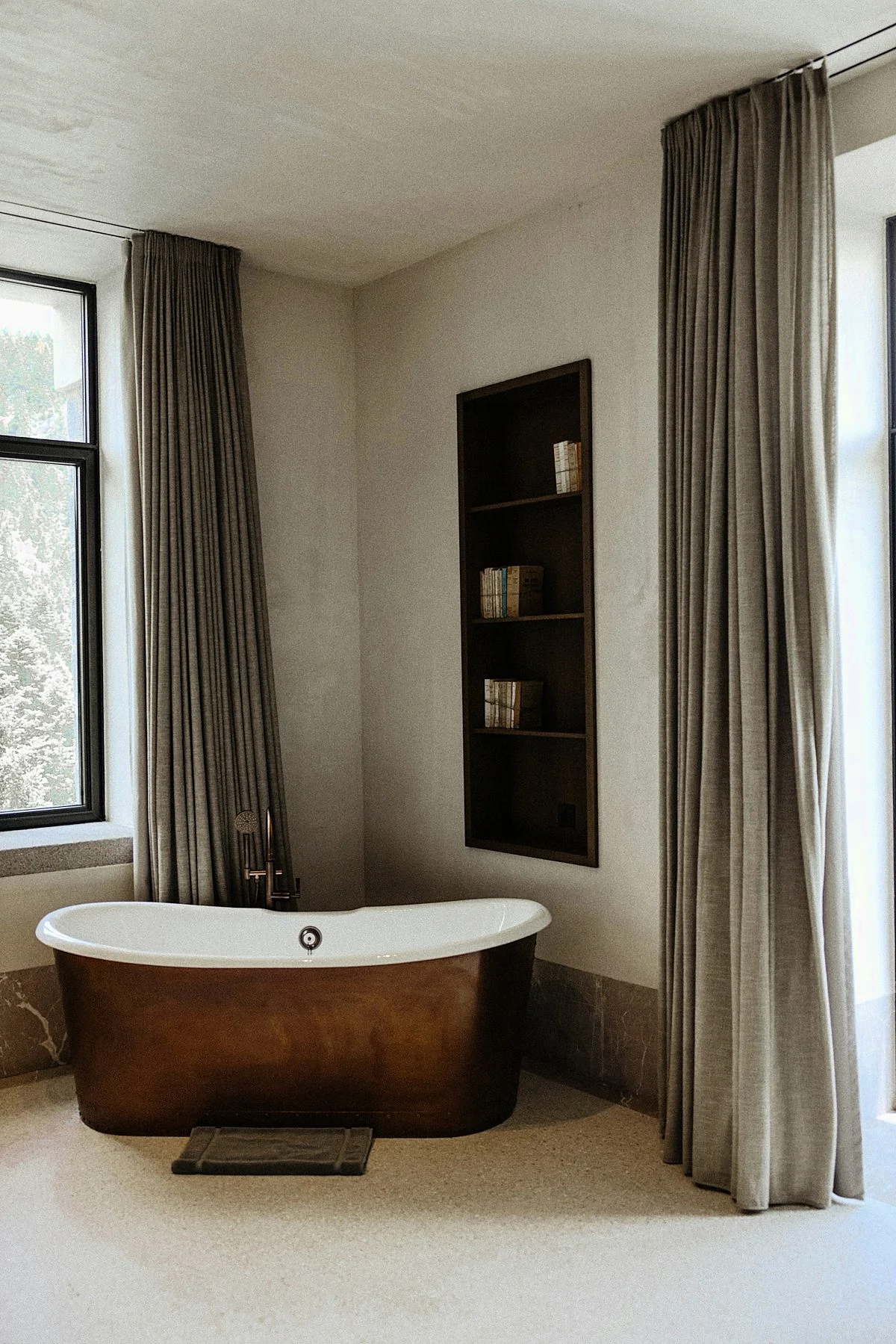 Diseño de baño Quiet Luxury en Llaurí